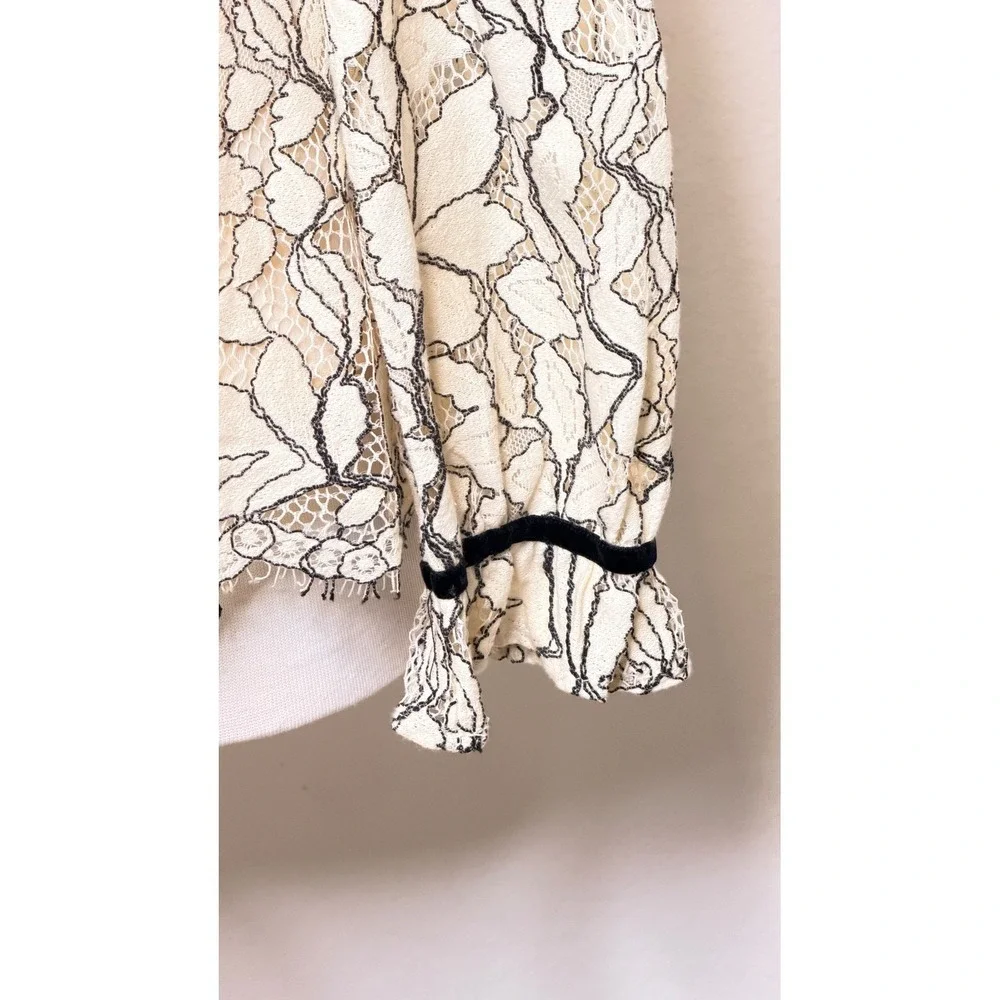 Rose + Olive Lace Overlay Blouse Sz M‎ Cream Black Long Sleeve Ruffle Cuff